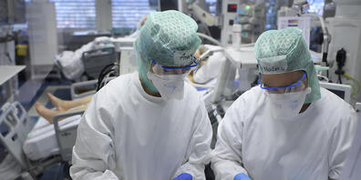 Drei Mitarbeitende des Kantonsspitals Schaffhausen haben sich bei einem Patienten mit dem Coronavirus angesteckt. (Symbolbild)