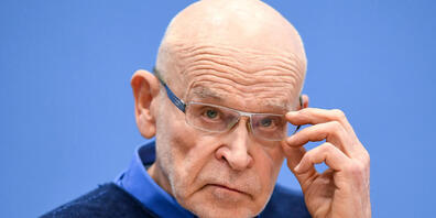 ARCHIV - Günter Wallraff, Journalist und Autor, während einer Pressekonferenz. Foto: Britta Pedersen/dpa-Zentralbild/dpa