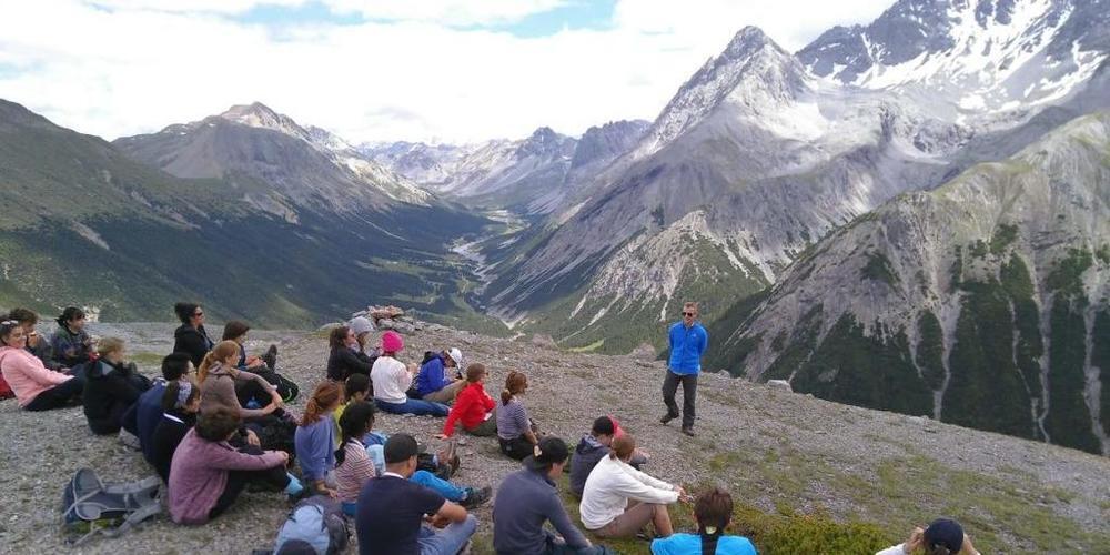 Die 24 Jugendlichen, die letzte Woche unter der Leitung von "Jugend forscht" Flora und Fauna der Biosphäre Val Müstair erkundet haben (Bild: Marianne Begré)