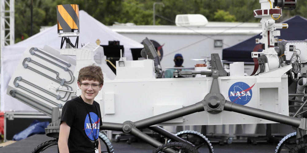 Alexander Mather aus Burke, Virginia, wird die Marsmission wohl besonders gespannt verfolgen. Er hat dem Rover (hier ein Modell) im Rahmen eines Wettbewerbs den Namen "Perseverance" gegeben.