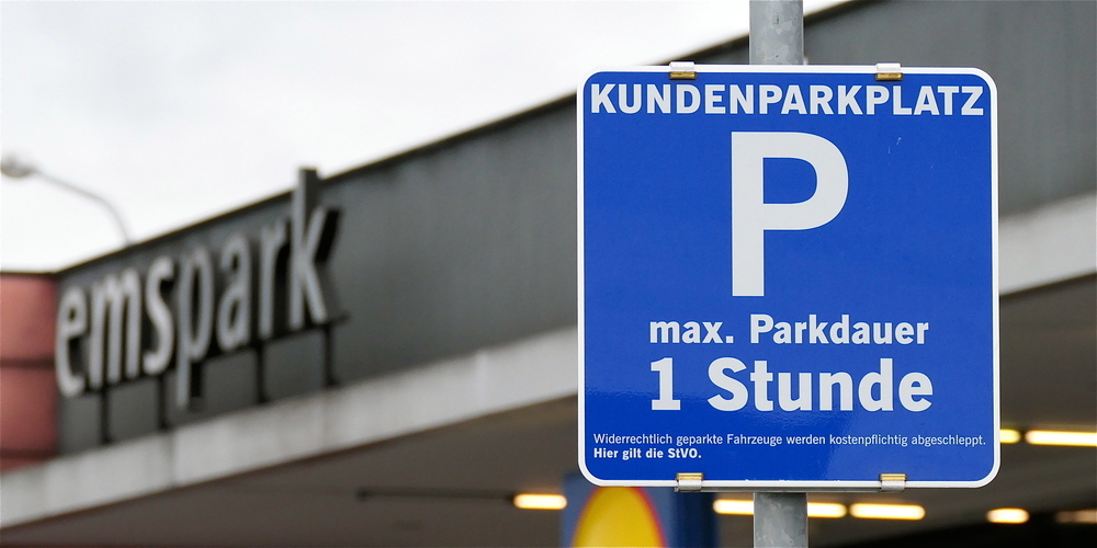 Diese Parkvorschrift gilt auch ausserhalb der Geschäftszeiten: Parken erlaubt ist nur für Kunden und maximal für die Dauer von einer Stunde