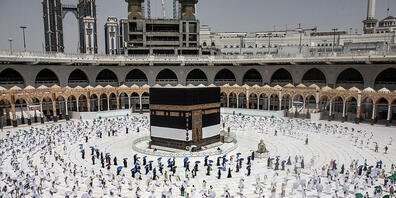 HANDOUT - Hunderte von muslimischen Pilgern umkreisen die Kaaba, das kubische Gebäude der Großen Moschee, während sie als Schutz vor der Ansteckung mit dem Coronavirus vor der Hadsch-Pilgerfahrt Abstand beibehalten. Foto: Saudi Ministry of Media/d...