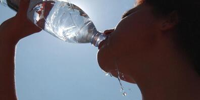 Viel trinken ist angesagt: Der Bund gibt für die Schweiz eine Hitzewarnung mit Temperaturen von bis zu 38 Grad heraus. (Symbolbild)