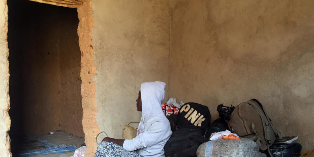 ARCHIV - Eine Nigerianerin sitzt in einem Ghetto in der nigrischen Stadt Agadez, einem Umschlagpunkt für Flüchtlinge am Rande der Sahara, kurz vor ihrer Abfahrt nach Libyen. Foto: picture alliance / Kristin Palitza/dpa