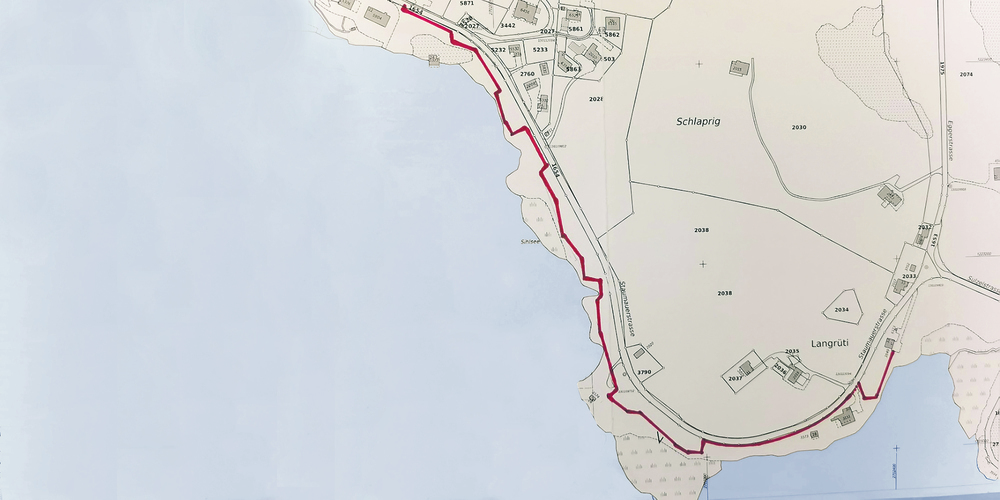 Der geplante Fussweg «Nord» (rot eingezeichnet) verläuft wo immer möglich dem Sihlseeufer entlang. (Plan: Bezirk Einsiedeln)