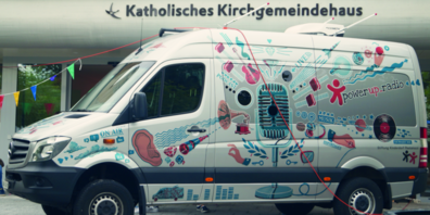 In Nullkommanichts steht ein modernes Radiostudio vor dem katholischen Kirchgemeindehaus Jona.
