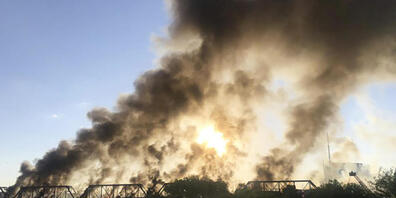 Nach einer Zugentgleisung auf einer Brücke ist im US-Bundesstaat Arizona ein Grossbrand ausgebrochen.