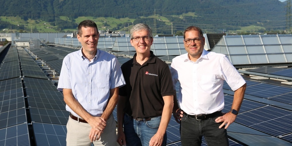 Von links: Michael Menzl, CEO HakaGerodur AG, Andreas Meier, Leiter Technik der HakaGerodur AG, Benken; Bruno Schnyder, Standortleiter HakaGerodur AG, Benken