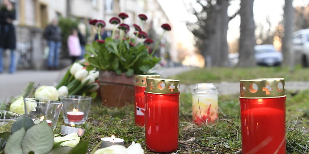 Blumen und Kerzen erinnern an den siebenjährigen Schüler, der am 21. März 2019 auf dem Heimweg am St. Galler-Ring in Basel von der Seniorin erstochen wurde.