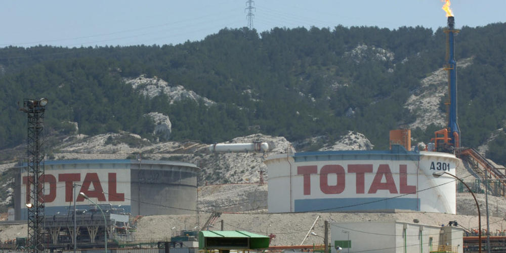 Der Ölkonzern Total hat unter dem Verfall des Ölpreises zu leiden. (Archivbild)