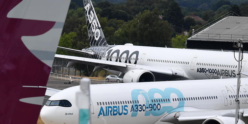 Der Flugzeugbauer Airbus fährt die Produktion seines Langstreckenjets A350 stärker zurück als zunächst geplant. (Archivbild)