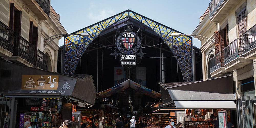 Menschen stehen vor dem La Boqueria-Markt in Barcelona. Foto: Thiago Prudencio/