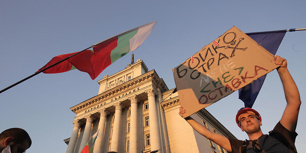 dpatopbilder - Demonstranten in Sofia fordern den Rücktritt der bulgarischen Regierung. Foto: Valentina Petrova/AP/dpa