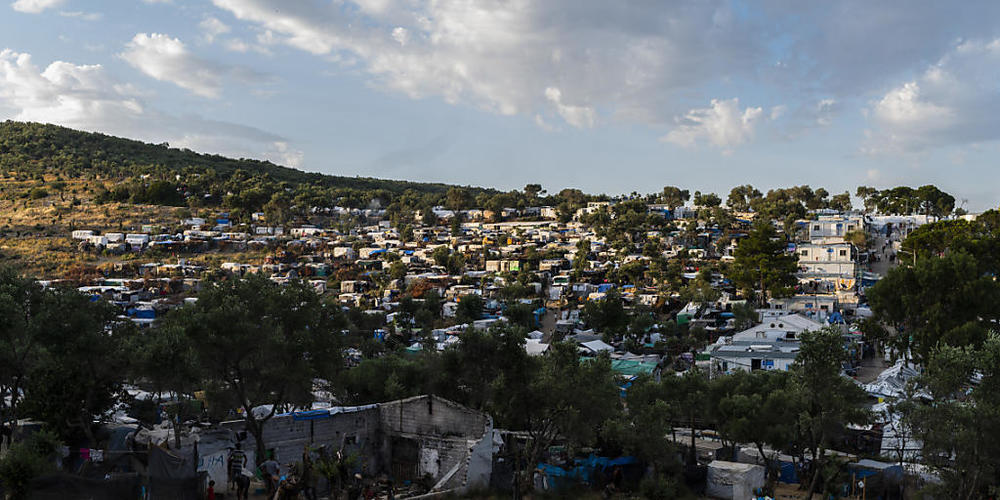 ARCHIV - Blick auf das Flüchtlingslager Camp Moria und angrenzende Behelfslager auf der griechischen Insel Lesbos. Foto: Angelos Tzortzinis/DPA
