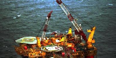 Schon in den 1990er Jahren (Bild) kämpfte Greenpeace gegen veraltete und deshalb umweltschädliche Ölplattformen. Diejenige im Bild ist längst verschrottet, aber andere Ölfördergerätschaften sind inzwischen gealtert und lecken wie tropfende Wasserh...
