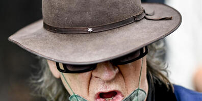 ARCHIV - Udo Lindenberg, Musiker, erscheint bei der Premiere der Show «Paradiso» auf dem Roten Teppich. Foto: Axel Heimken/dpa