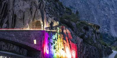 Projektion von Greenpeace-Aktivisten an der Teufelsbrücke in der Schöllenenschlucht bei Andermatt UR.