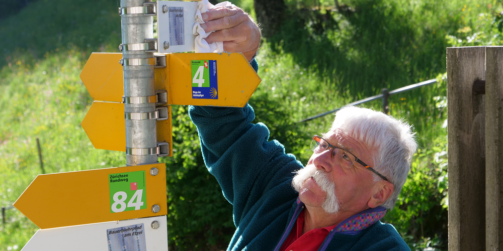 Das Putzen der Wegmarkierungen gehört auch zu den Aufgaben von Peter Mathis. (Bild: Manuela Gili Sidler)