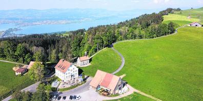 Der Etzelpass mit der Kapelle St. Meinrad und dem Zürichsee im Hintergrund. 