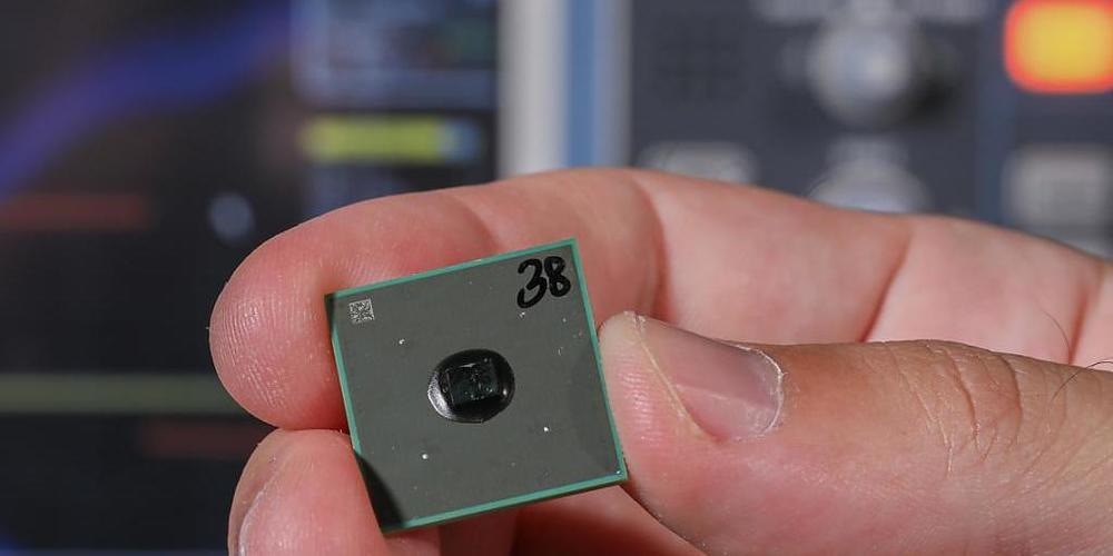 Das am EPFL entwickelte Modul für eingebettete Speicher ist klein, energiesparend, billig in der Herstellung und kann problemlos in bestehende Geräte eingesteckt werden. Genau, was Hersteller schon lange suchen, hofft das Lausanner Start-up RAAAM,...