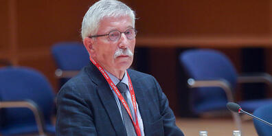 Thilo Sarrazin sitzt im Hans-Jochen-Vogel-Saal im Willy-Brandt-Haus an einem Tisch und wartet auf den Beginn der Verhandlung. Foto: Wolfgang Kumm/dpa