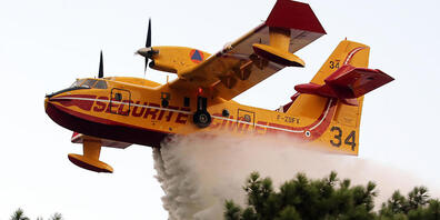 Ein Löschflugzeug ist bei einem Waldbrand im Südwesten Frankreichs im Einsatz. Wegen eines Waldbrands in Südfrankreich haben zahlreiche Menschen ihre Häuser verlassen müssen. Foto: Bob Edme/AP/dpa