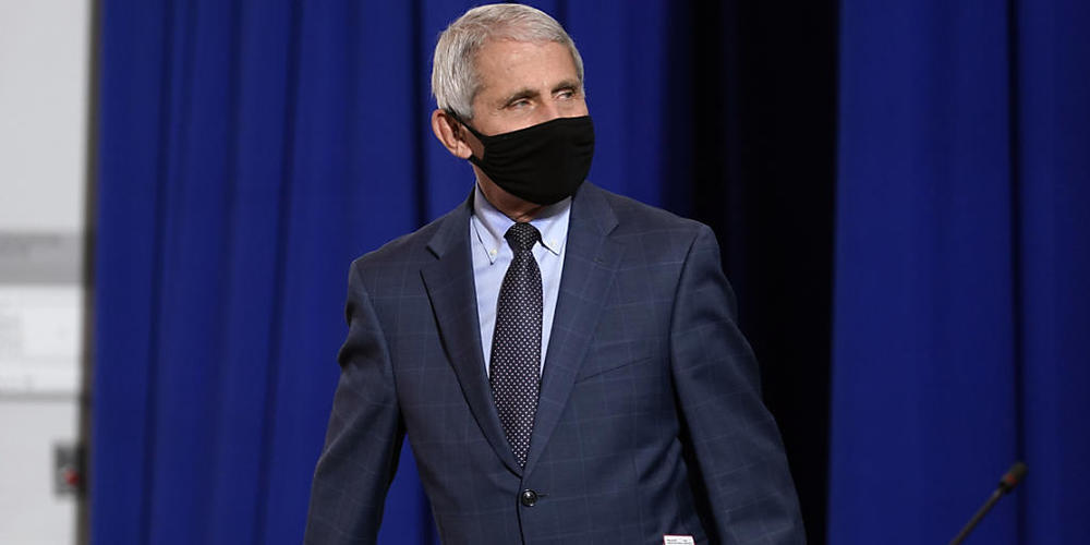 Anthony Fauci, Direktor des US-National Institute of Allergy and Infectious Diseases (NIAID), kommt an, um an einem Runden Tisch zum Thema Plasmaspenden im nationalen Hauptquartier des Amerikanischen Roten Kreuzes teilzunehmen. Foto: Evan Vucci/AP...