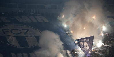 Vor einem Cupspiel gegen Young Boys zünden FCZ-Fans Pyros. (Archivbild)
