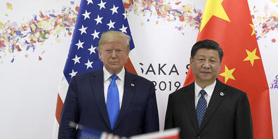 Die Spannungen zwischen den USA und China verschärfen sich. Nun schliesst Chinas Präsident Xi Jinping (rechts) das US-Konsulat in Chengdu, nachdem US-Präsident Donald Trump zuvor seinerseits das chinesische Konsulat in Houston geschlossen hatte. (...