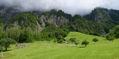 Im Gebiet Enzenen prägt das Felsband die Landschaft. (Bilder Manuela Gili Sidler)