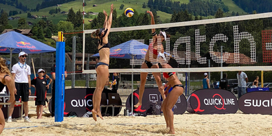 Anstatt im «Gstaadion» mit den Weltbesten massen sich die besten Schweizer Beachvolleyballerinnen in diesem Jahr nur in einem Showturnier. Tanja Hüberli positioniert sich für den Block. (Bild Iva Krüttli, Quickline)