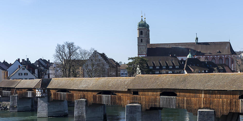 Im Rhein in der Nähe der historischen Holzbrücke zwischen Bad Säckingen D und Stein AG werden seit Donnerstagabend mutmasslich zwei Männer vermisst. (Archivbild)