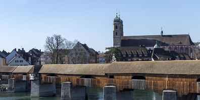 Im Rhein in der Nähe der historischen Holzbrücke zwischen Bad Säckingen D und Stein AG werden seit Donnerstagabend mutmasslich zwei Männer vermisst. (Archivbild)