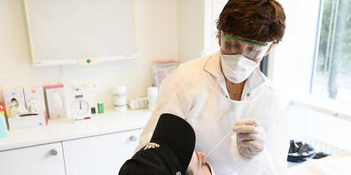 Bisher wurden in der Schweiz 753'333 Tests auf das Coronavirus durchgeführt. Bei 5,4 Prozent davon fiel das Resultat positiv aus. (Archivbild)