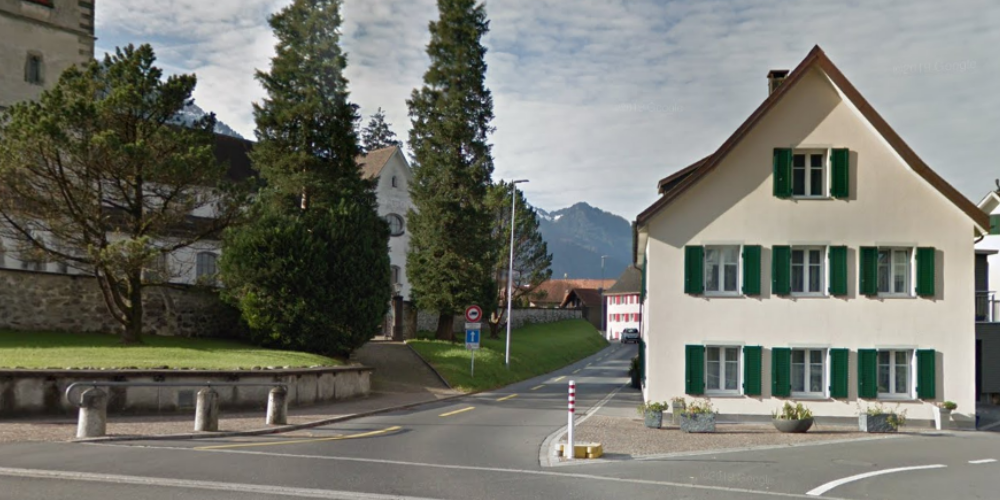 Die bei Autofahrern beliebte Abkürzung zum A3-Anschluss durch die Fuchswinkelstrasse im Schänner Zentrum ist ab 1. September verboten. (Archivbild)