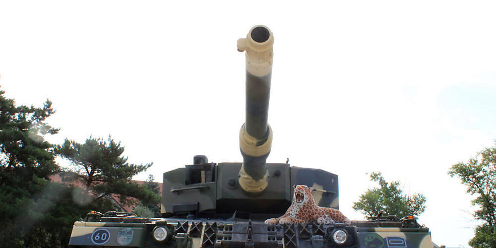 Ein aus Deutschland zu Ausbildungszwecken an die 25. Schützenbrigade der ungarischen Armee gelieferter Panzer des Typs Leopard 2 A4 steht auf dem Kasernengelände. Foto: Gregor Mayer/dpa