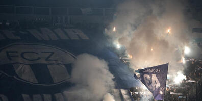 FCZ-Fans zünden vor einem Spiel Pyros. (Archivbild)