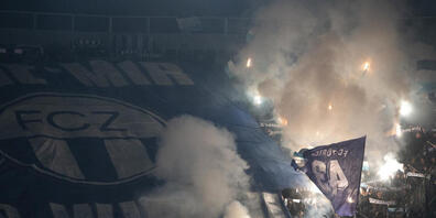 FCZ-Fans zünden vor einem Spiel Pyros. (Archivbild)
