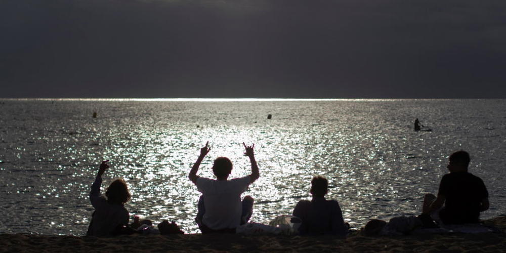 Da bleibt nur noch der Strand von San Sebastián in Barcelona, wenn doch alle Clubs und Diskotheken in der Stadt nachts geschlossen sind....