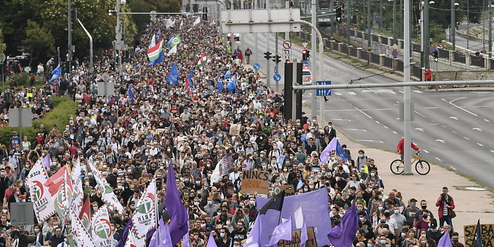 Zunehmend unter der Fuchtel von Ministerpräsident Orban: die Medien in Ungarn. Dagegen protestierten am Freitag in Budapest empörte Bürger.