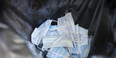 Belgien führt eine Maskenpflicht im Freien ein. Im Bild benutzte Hygienemasken in einem Abfalleinmer.