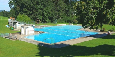 Der Wasserbereich im Schwimmbecken erhält bis zum Saisonstart eine neue Beschichtung. (Archivbild)