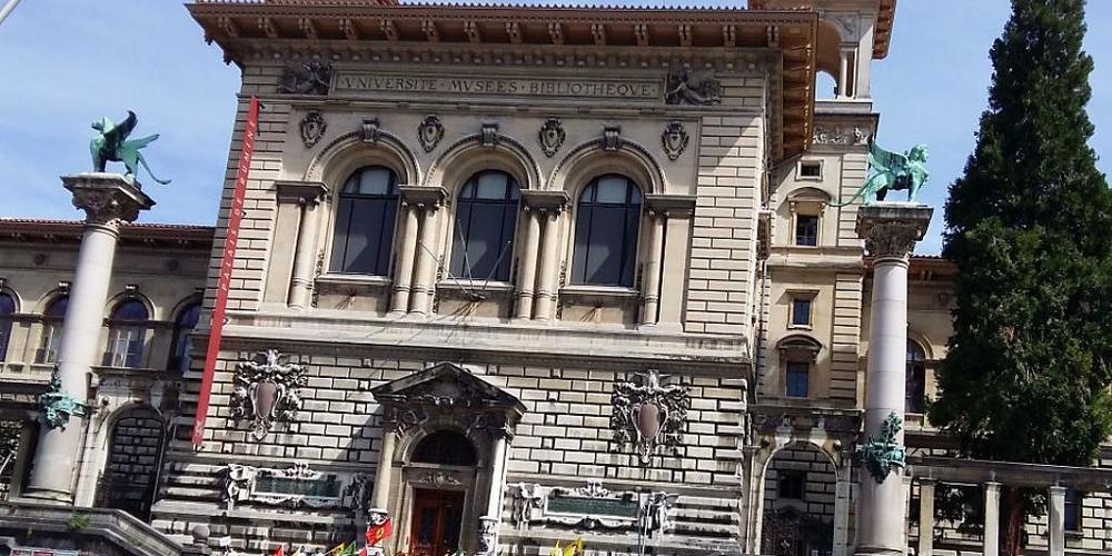 Die Kurdinnen und Kurden versammelten sich zunächst vor dem Palais Rumine. Dort wurde am 24. Juli 1923 der Vertrag von Lausanne geschlossen, der zur Aufteilung Kurdistans zwischen der Türkei, Syrien, de Irak und dem Iran führte.