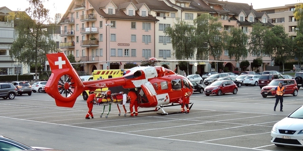 Der Patient wird auf dem Tüchelweiher in den Rega-Heli eingeladen.