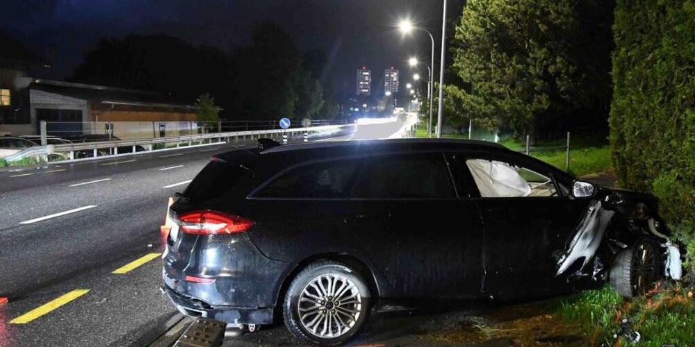 Ein 36-jähriger Lenker ist laut Stadtpolizei Chur am Donnerstagabend bei einem Selbstunfall leicht verletzt worden.