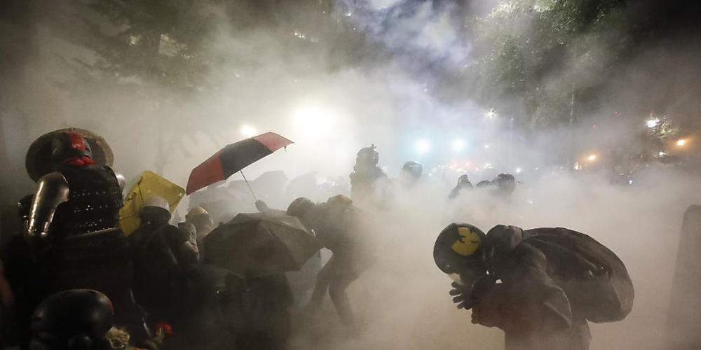 In Portland kam es die 58. Nacht in Folge zu Protesten gegen Polizeigewalt. Der lokale Sender KOIN berichtete, Sicherheitskräfte des Bundes hätten in der Nacht zu Sonntag Tränengas eingesetzt.