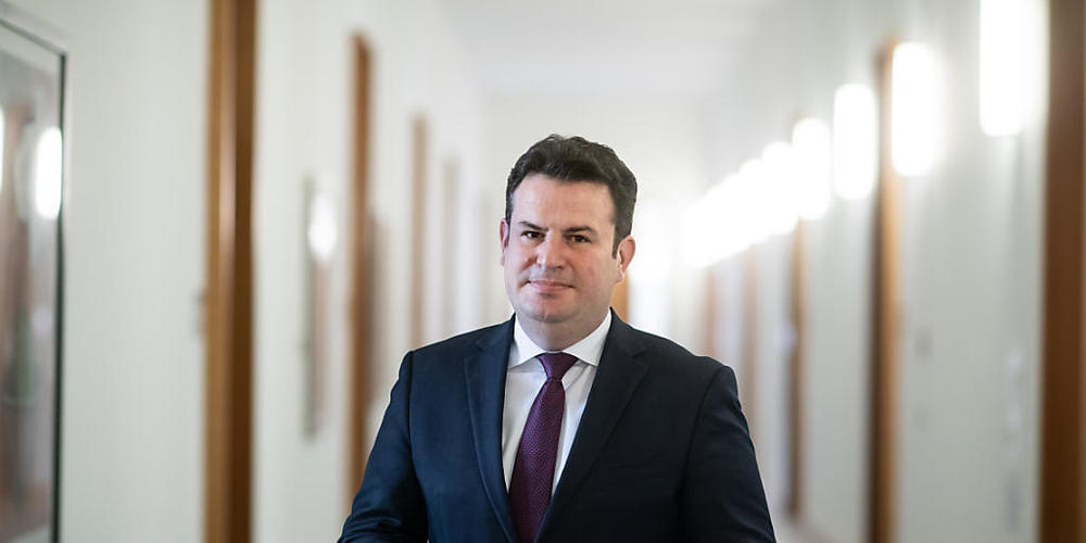 ARCHIV - Hubertus Heil (SPD), Bundesminister für Arbeit und Soziales, nach einem Interview mit der Deutschen Presse-Agentur dpa im Gang vor seinem Büro im Bundesministerium für Arbeit und Soziales. Foto: Bernd von Jutrczenka/dpa