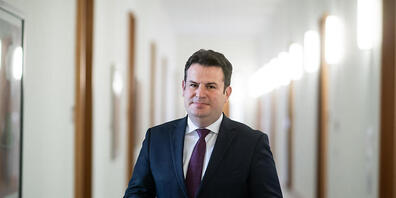 ARCHIV - Hubertus Heil (SPD), Bundesminister für Arbeit und Soziales, nach einem Interview mit der Deutschen Presse-Agentur dpa im Gang vor seinem Büro im Bundesministerium für Arbeit und Soziales. Foto: Bernd von Jutrczenka/dpa