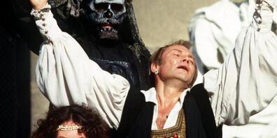 ARCHIV - Klaus Maria Brandauer als "Jedermann" und Elisabeth Trissenaar als "Buhlschaft" bei einer Aufführung des Hofmannsthal-Stückes "Jedermann" bei den Salzburger Festspielen. Foto: Istvan Bajzat/dpa