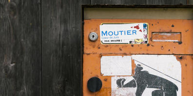 Ein Briefkasten mit einem Berner Wappen und einem Moutier-Aufkleber. Die Frage der Kantonszugehörigkeit erhitzt die Gemüter im bernjurassischen Städtchen seit langem.